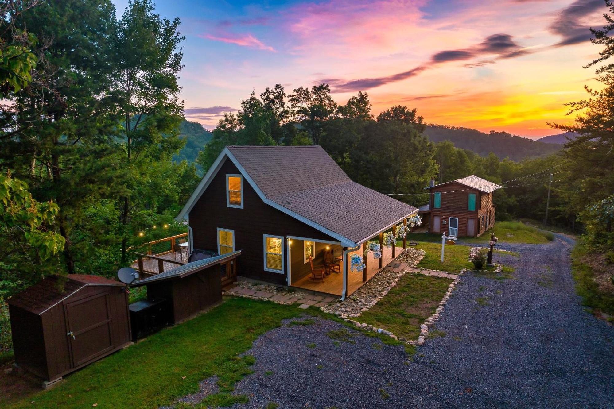 סביירוויל Summer Deals! - 10 Min To Parkway - Mt View- Hot Tub-Cozy Cabin מראה חיצוני תמונה